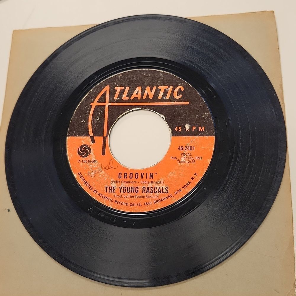 The Young Rascals Sueno Groovin 45 RPM Vinyl Record